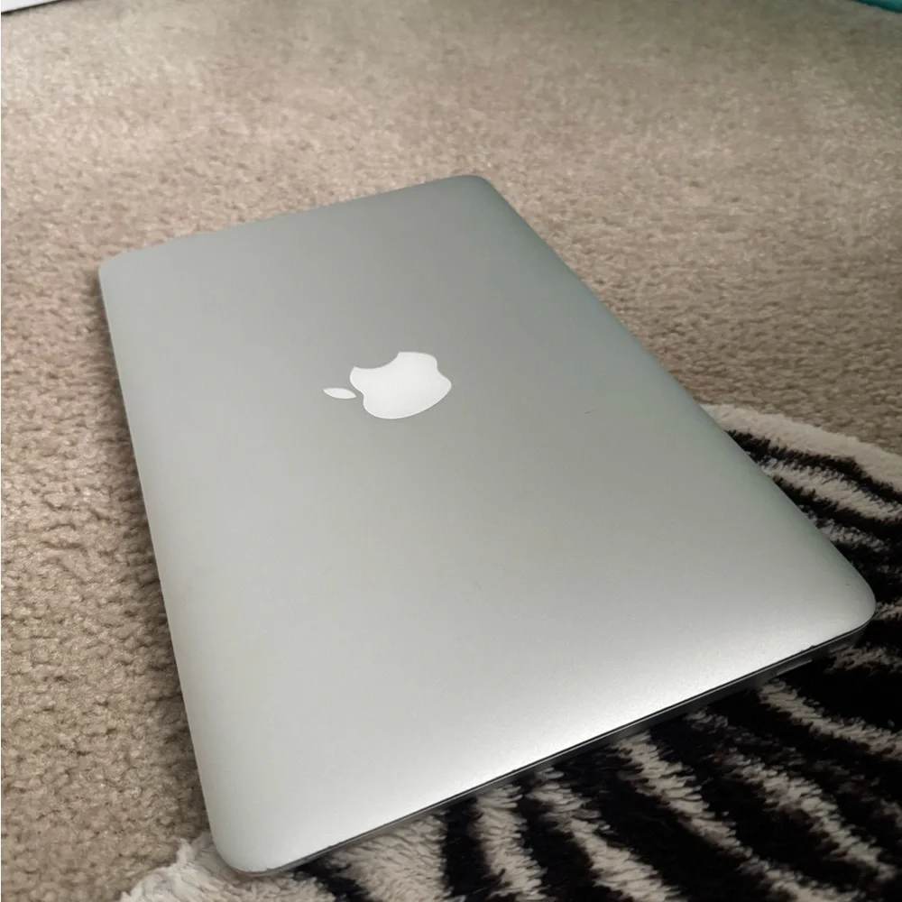 Apple MacBook Air 11” Silver with Charger